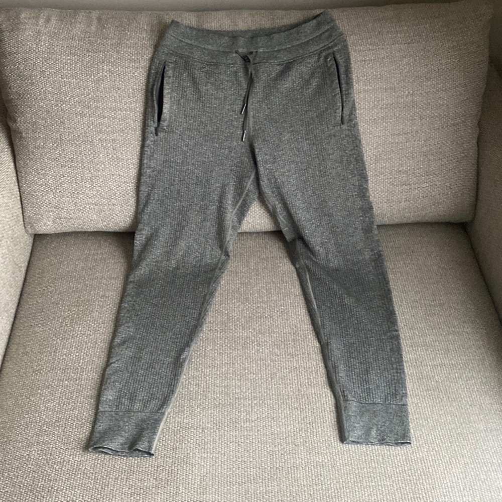 Womens lululemon jogger size 6